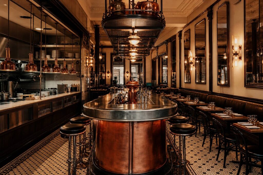 Grand comptoir en zinc et banquettes d'une brasserie parisienne