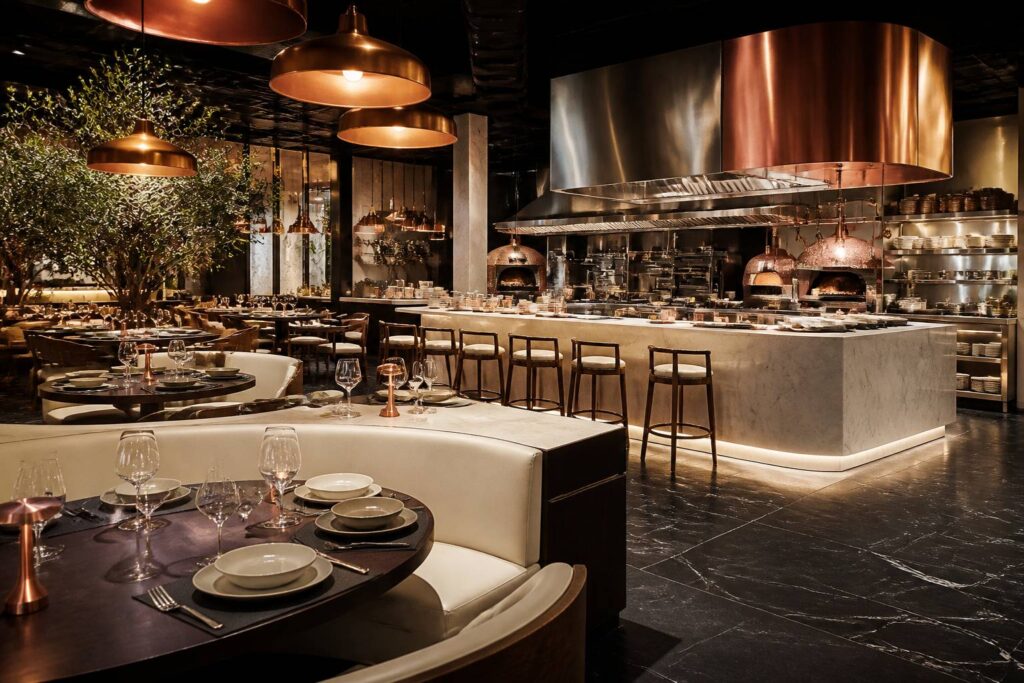 Salle de trattoria moderne avec comptoir en marbre et banquettes